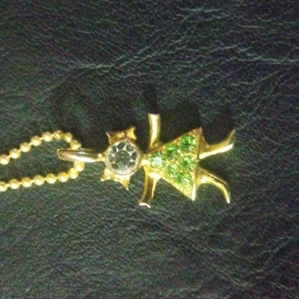 Swarvoski girl peridot girl crystal pendant w/ unbranded chain